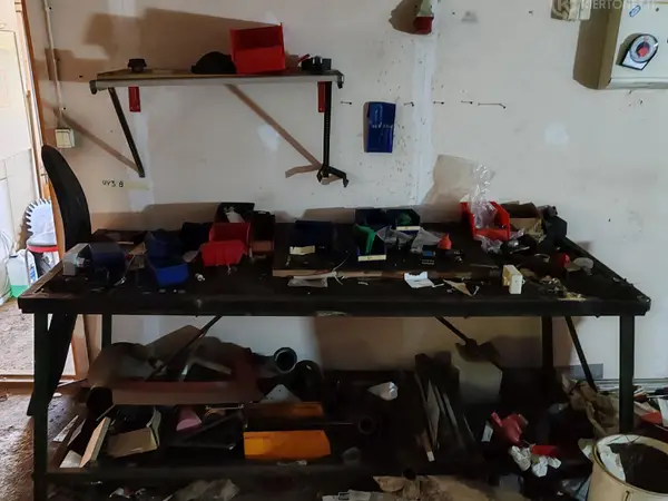 Metallinen työpöytä tai verstaspöytä tarvikkeineen. nro UV3 8