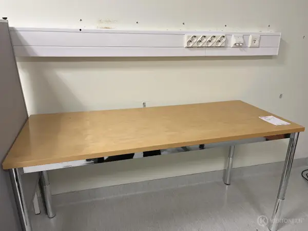 Pöydät 2kpl (nro 83) tila F2 Yhtymähallinto 008