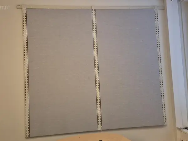 Ilmoitustaulut ja kiskot (nro 230) tila S1 105
