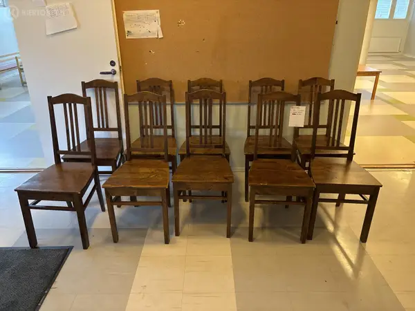 Vanhat tuolit 10 kpl (nro 104) tila 0 krs. Aula