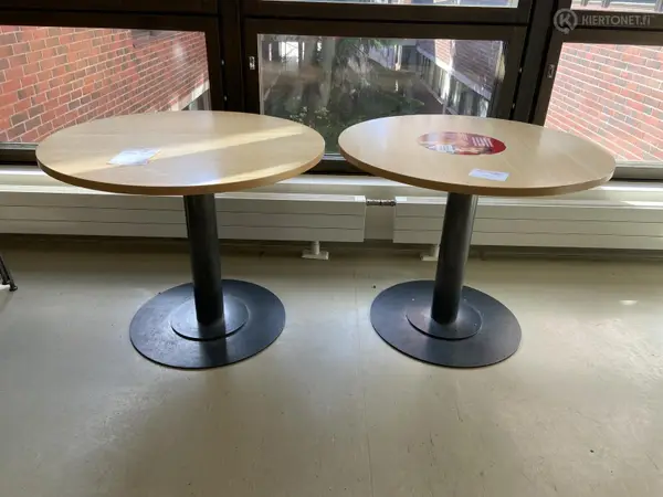 Pyöreät pöydät 2 kpl (nro 20) tila E2 Aula Odotus