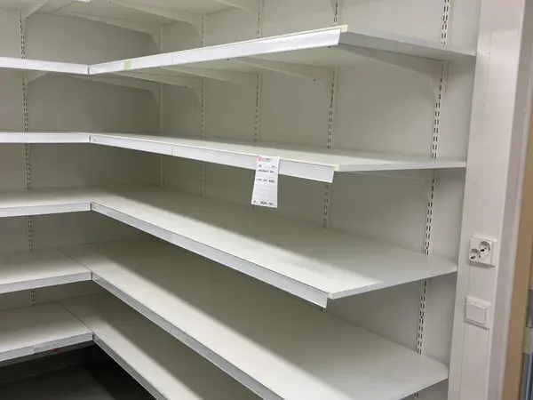 EI MYYNTIIN Varastohyllyt 2 kpl (nro 224) tila E2 ortopedia 037