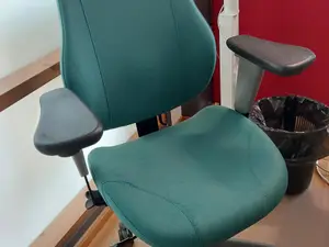 Kuvan mukainen Iskun toimistotuoli