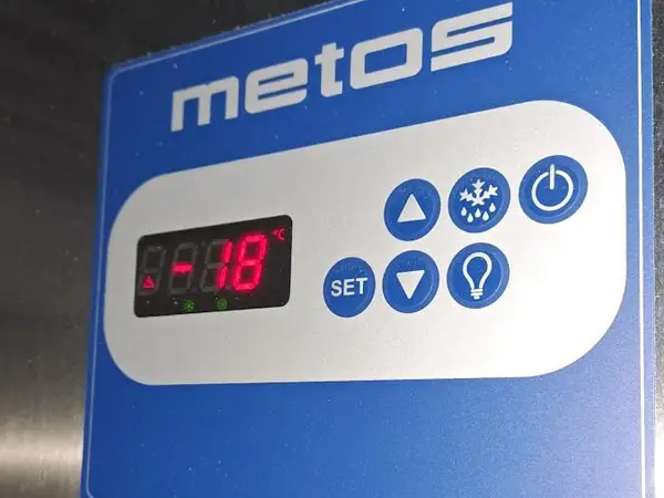Metos RST kaappipakastin 70cm leveä