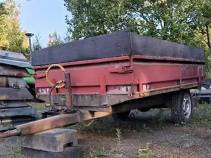 Tuhti traktorin peräkärry kipillä