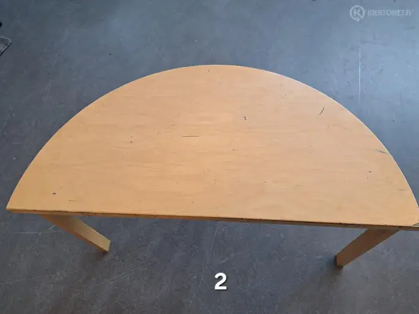 ARTEK 95 Puolipyöreä pöytä valkoinen 1 kpl. L 1200, S 600, K 710 ARTEK