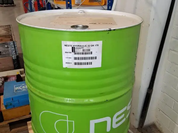 Kuvan mukainen öljytynnyri ja tuote Neste Hydraulic 32