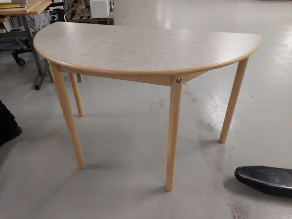 Puolipyöreä pöytä harmaa L 60cm, P 120cm, K 72cm