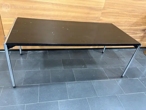 Musta pöytä #1
