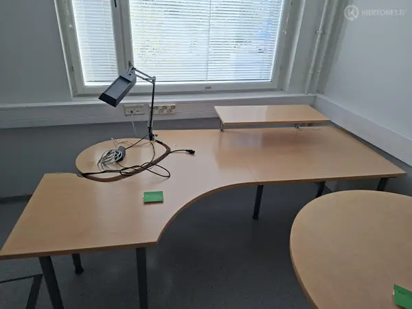 Työpöytä telineellä ja valaisimella
