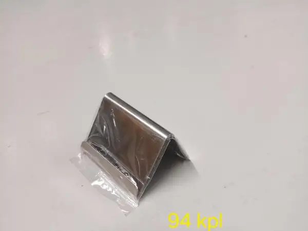 Metallisia kylttipidikkeitä