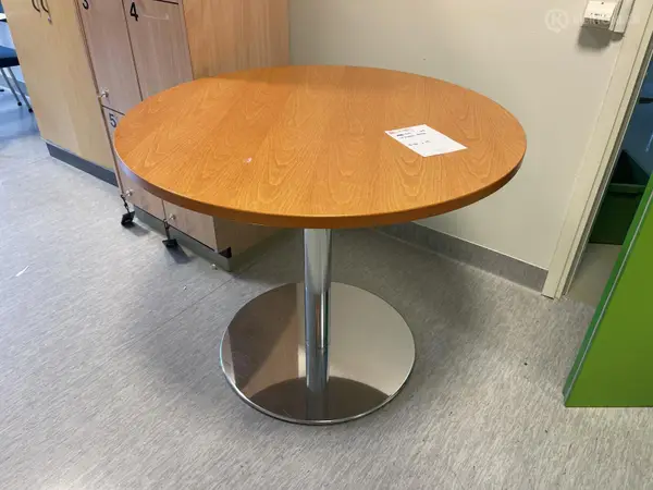 Pyöreä pöytä (nro 247) tila E1 Röntgen 185