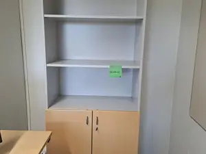 Isku kirjahylly lukittavalla kaapilla
