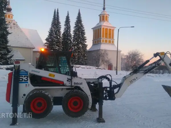Bobcat 763 G Hi Tec 257 N kaivurilla ja maakauhalla