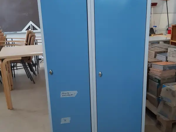 Metallinen vaatekaappi n:ro 382