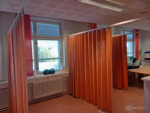 Tilanjakajaverhot kiskoineen (ostaja purkaa)