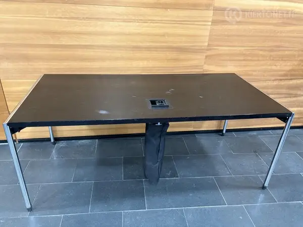 Musta pöytä kaapeliluukulla #2