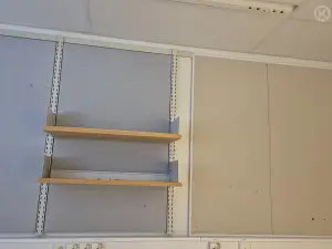Avohylyt ja kiskot ja ilmoitustaulut 2 kpl (nro 224.) tila S1 106