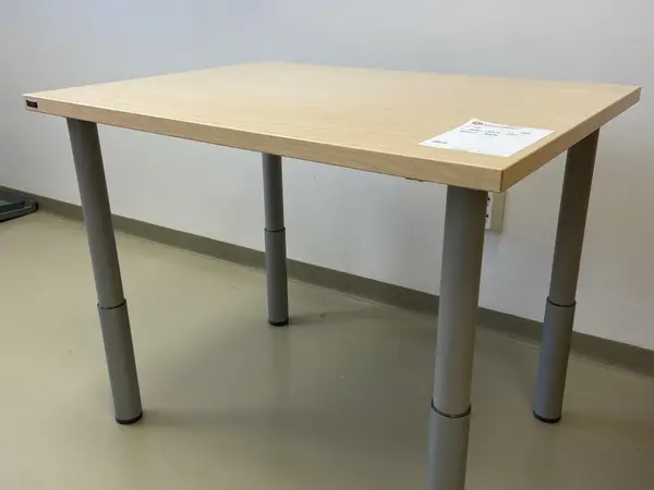 Pieni pöytä ISKU + tuolit 3 kpl (nro 42) tila F2 Yhtymähallinto 009