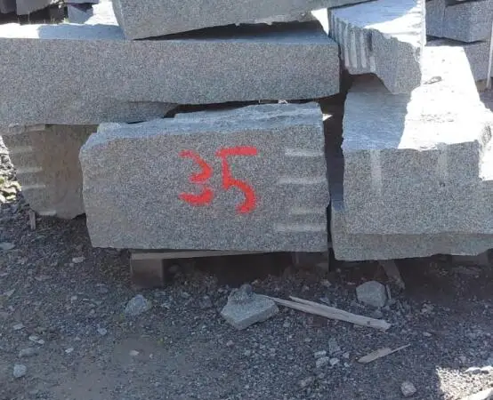 Kurun harmaata graniittia ns. "RÄÄPPIKIVEÄ" Erä 35 eurolavalla