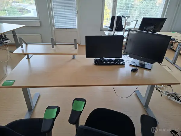 Sähköpöytä telineellä