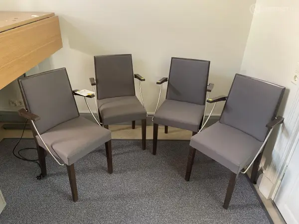 Käsinojalliset tuolit 4 kpl (nro 413) tila 3. krs 3
