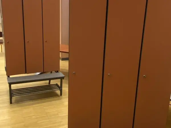 Pukukaappi penkillä, 3 ovinen, 2 kpl