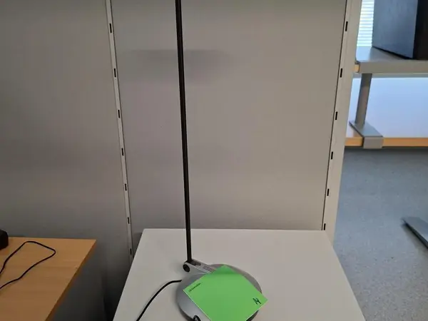 Harmaa pöytävalaisin