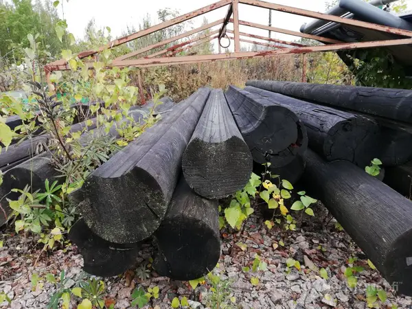Märkää hirttä ja lautaa noin 20 kpl, pituudet vaihtelee välillä 1,7-4,5m, Halkaisija 190 mm