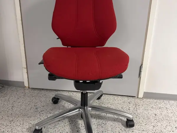 Martela punainen työtuoli (nro 23) tila S2 Aula