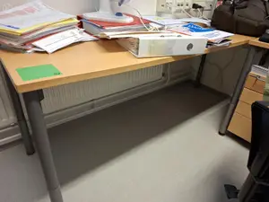 Sivupöytä puinen