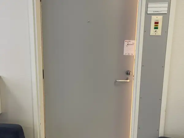 Äänieriste ovi (nro 401) tila D1 Leikkaussalit 303