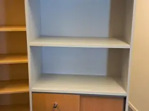 Liukuovihyllykaappi (nro 77)