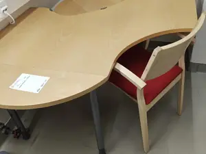 Kulmapöytä + tuoli (nro 52) tila DP 019