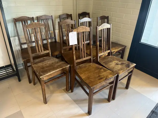 Vanhat tuolit 10kpl (nro 105) tila 0 krs. Aula