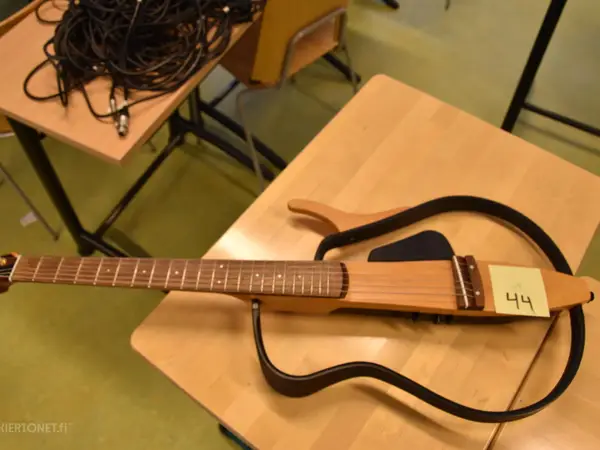 Elektroakustinen kitara, silent