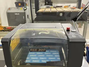 Roland EGX-300 on työpöytämallin digitaalinen kaiverrus- ja jyrsintäkone
