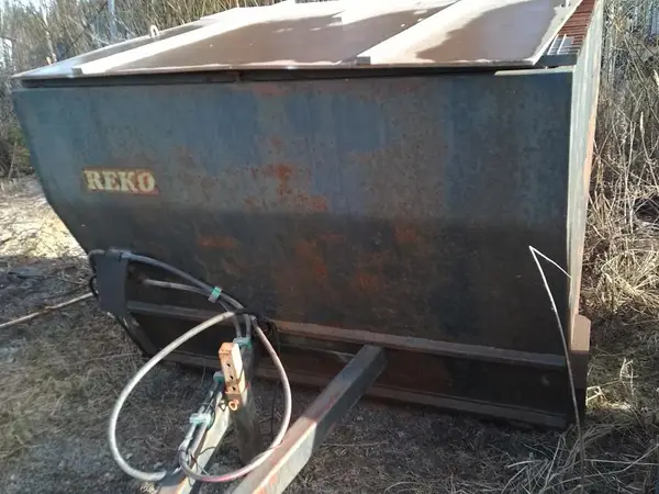 Vedettävä hiekoitusvaunu Reko 2-2,5 m3
