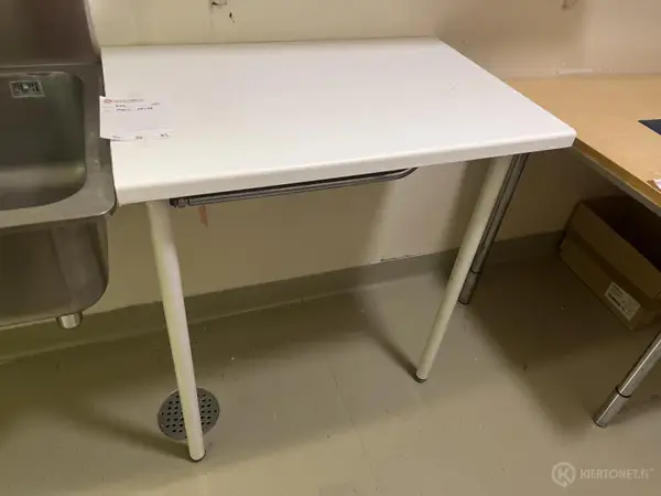 Pieni pöytä (nro 239) tila E1 Teho ja valvonta 031