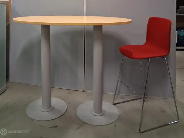 Korkea pöytä ja tuoli