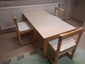 Lasten pöytä ja 3 kpl tuoleja (nro 4.)