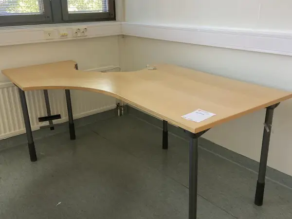 Kulmapöytä (nro 154) tila E2 Kuulokeskus 133