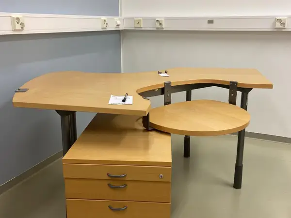 Isku kulmapöytä + Isku lipasto rullilla (nro 148) tila E2 Kuulokeskus 128