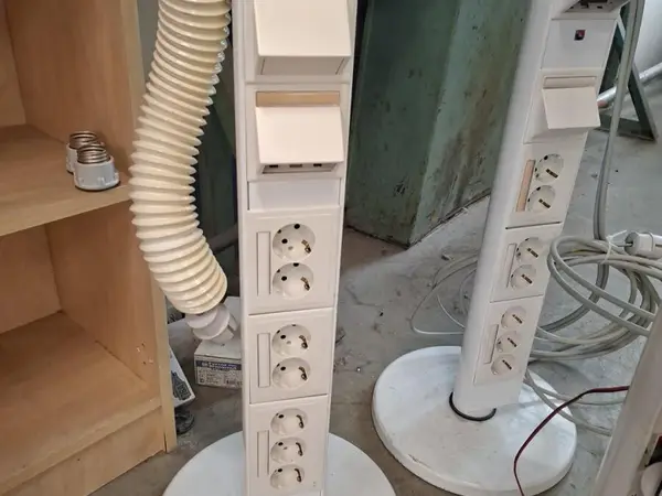 IT- sähköpylväitä