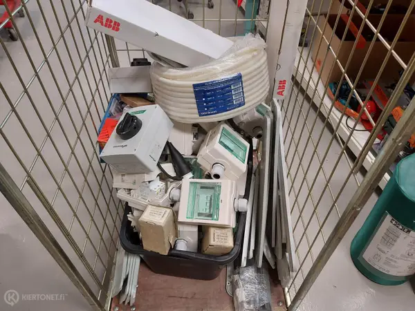 Schneider Electric kytkentärasia n.25kpl yms sähkötarvikkeita
