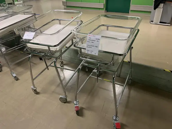 Vauvansängyt pyörillä 2kpl (nro 102) tila DP Käytävä