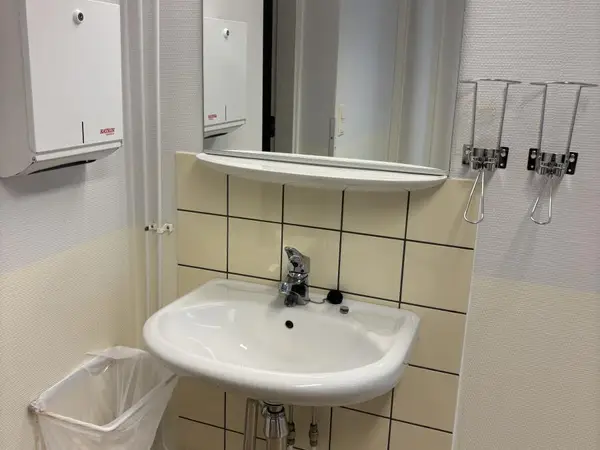 Käsienpesupiste (nro 2) tila 0.krs 043