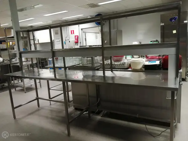 RST pöytä hyllyköllä