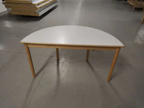 Puolipyöreä pöytä valkoinen. L 120cm, P 60cm, K 63cm