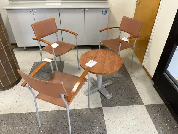 Tuolit 3kpl ja sohvapöytä (nro 56) tila E2 Aula Aula